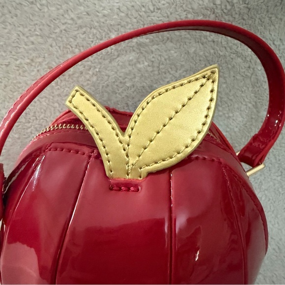 Disney | Snow White Apple Purse - Picture 5 of 15